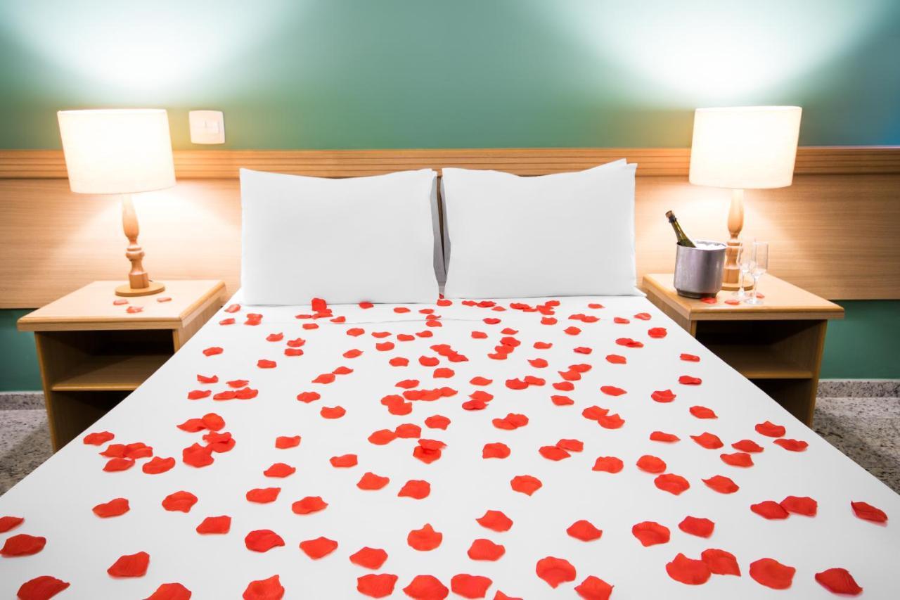 Hotel Golden Park All Inclusive Pocos De Caldas By Nacional Inn Εξωτερικό φωτογραφία Rose petals on a bed