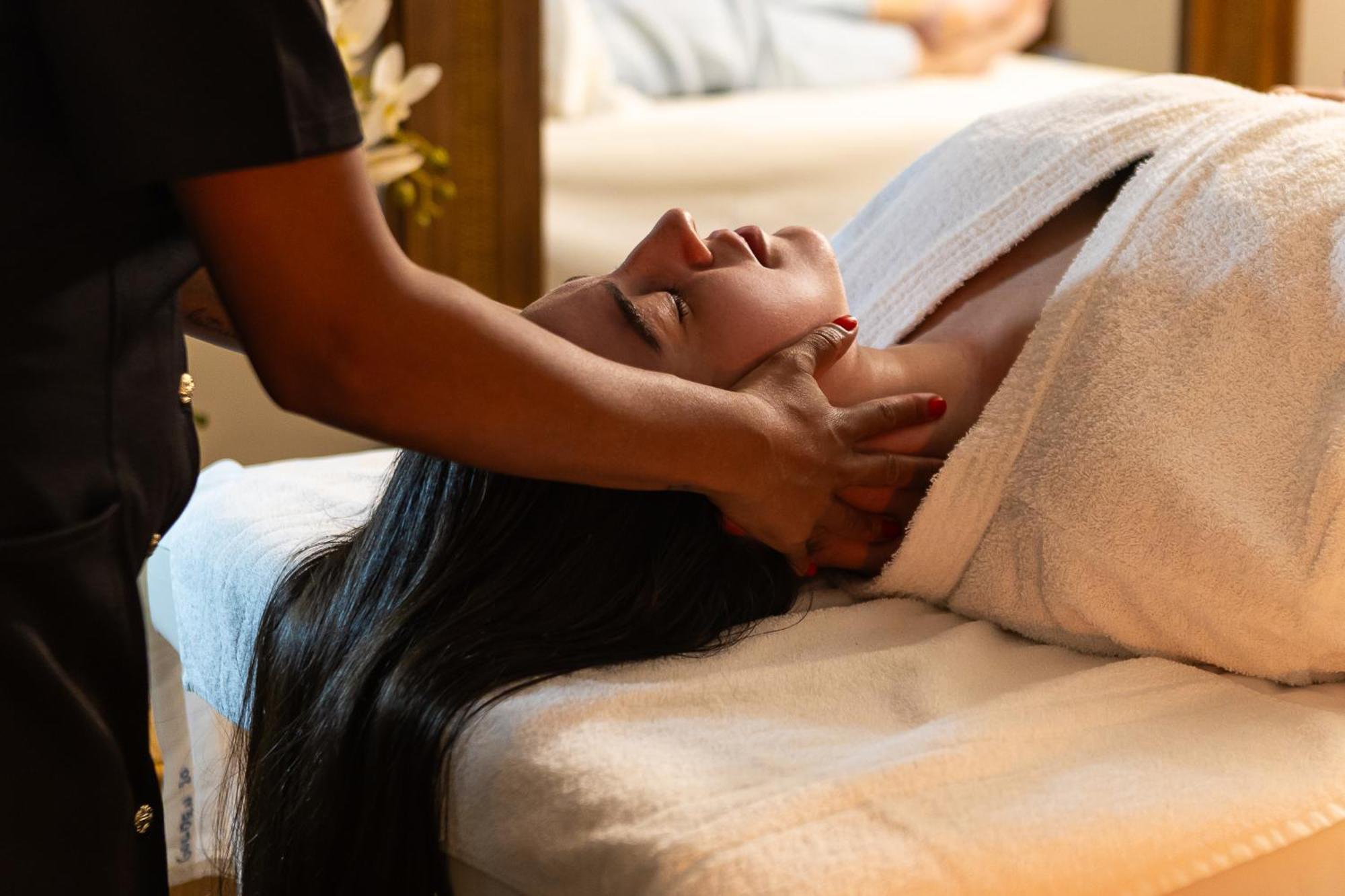Hotel Golden Park All Inclusive Pocos De Caldas By Nacional Inn Εξωτερικό φωτογραφία A woman receiving a head massage