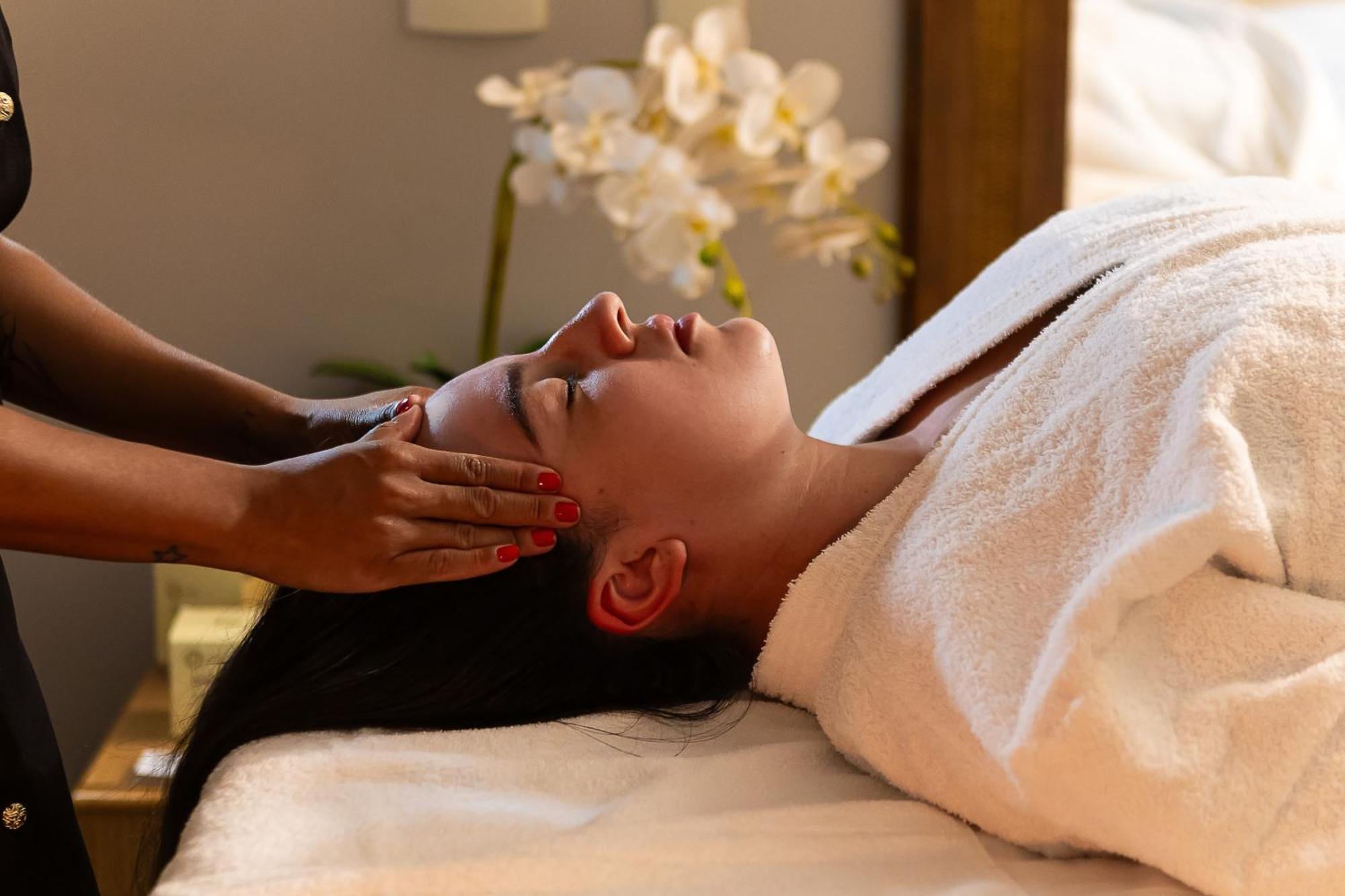 Hotel Golden Park All Inclusive Pocos De Caldas By Nacional Inn Εξωτερικό φωτογραφία A woman receiving a facial massage